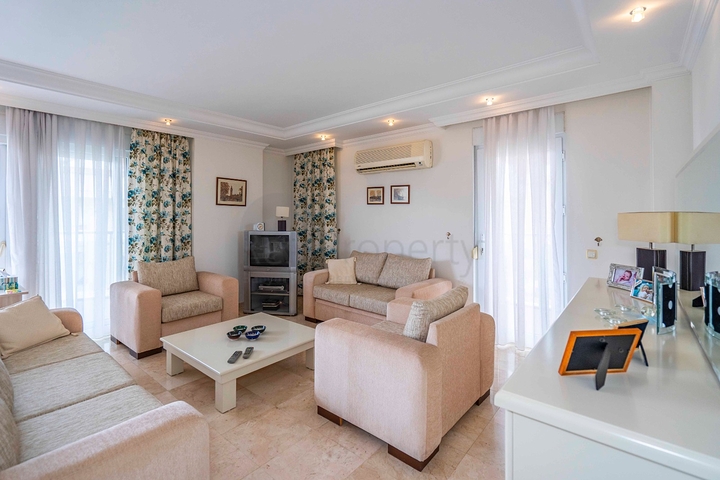 Шестикомнатный светлый пентхаус с видом на город в районе Оба