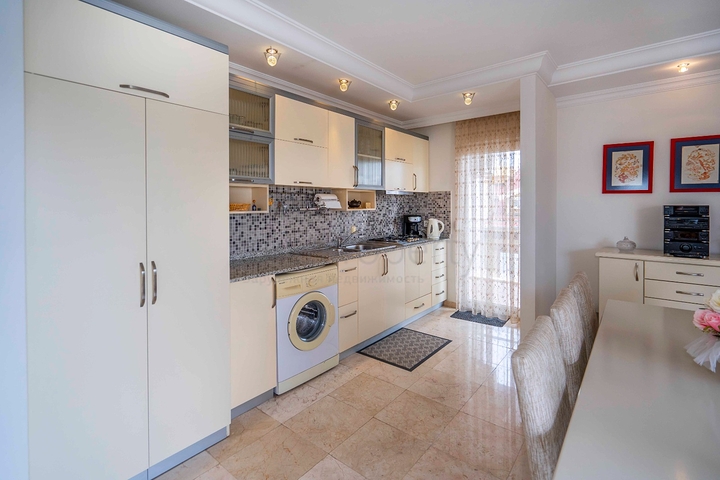 Шестикомнатный светлый пентхаус с видом на город в районе Оба