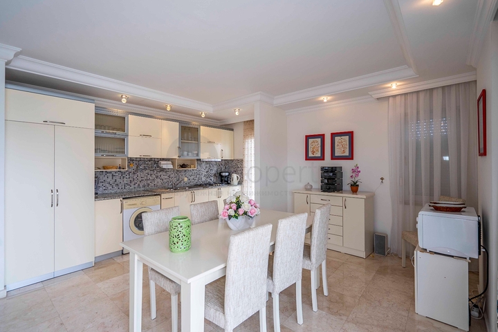 Шестикомнатный светлый пентхаус с видом на город в районе Оба