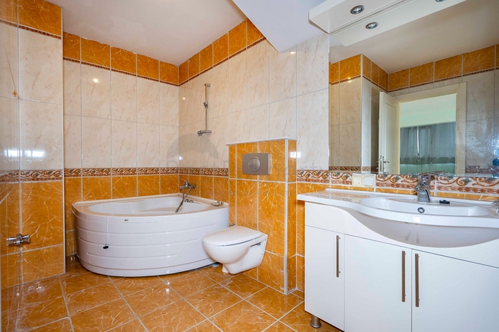 Шестикомнатный светлый пентхаус с видом на город в районе Оба