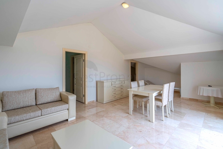 Шестикомнатный светлый пентхаус с видом на город в районе Оба