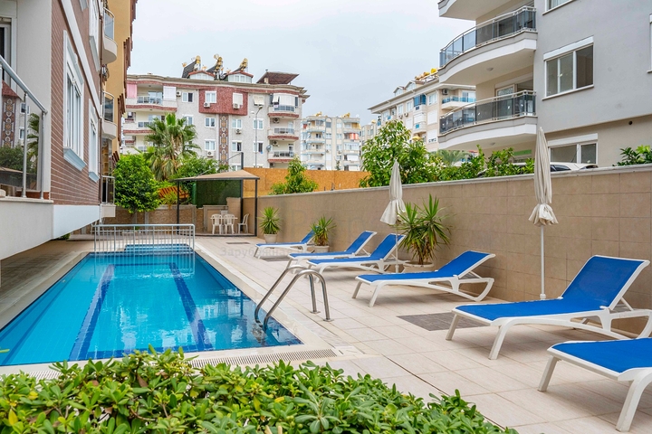 Шестикомнатный светлый пентхаус с видом на город в районе Оба