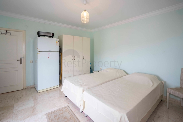 Шестикомнатный светлый пентхаус с видом на город в районе Оба