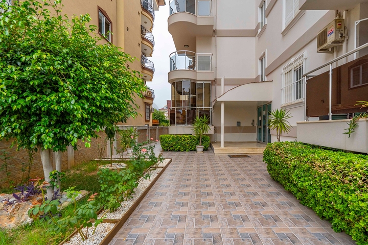 Шестикомнатный светлый пентхаус с видом на город в районе Оба