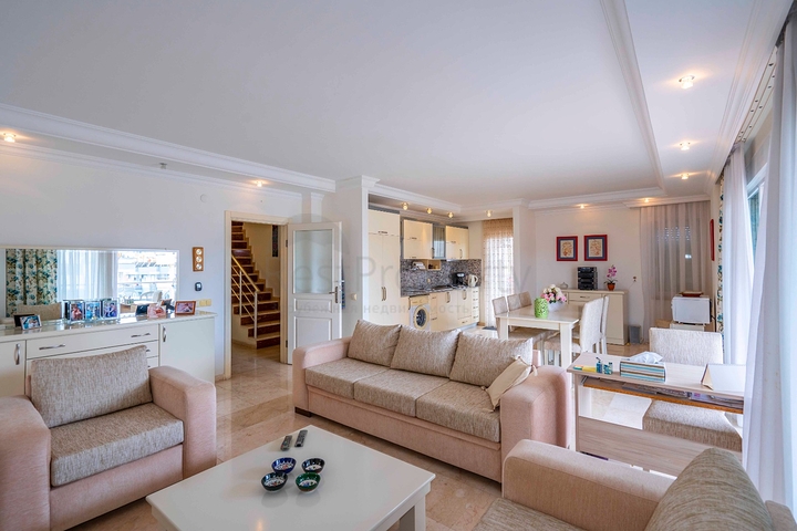 Шестикомнатный светлый пентхаус с видом на город в районе Оба