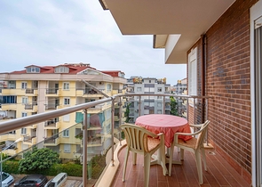 Шестикомнатный светлый пентхаус с видом на город в районе Оба