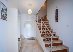 Шестикомнатный светлый пентхаус с видом на город в районе Оба