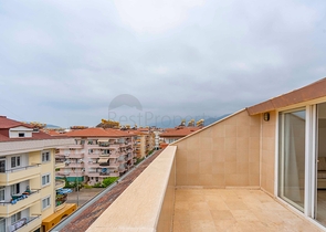 Шестикомнатный светлый пентхаус с видом на город в районе Оба