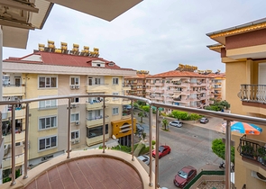 Шестикомнатный светлый пентхаус с видом на город в районе Оба