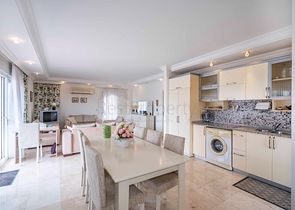 Шестикомнатный светлый пентхаус с видом на город в районе Оба