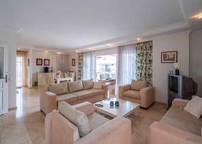 Шестикомнатный светлый пентхаус с видом на город в районе Оба