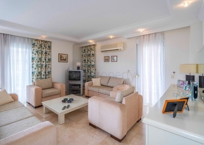 Шестикомнатный светлый пентхаус с видом на город в районе Оба