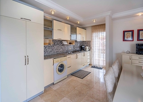 Шестикомнатный светлый пентхаус с видом на город в районе Оба