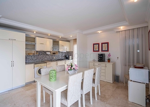 Шестикомнатный светлый пентхаус с видом на город в районе Оба