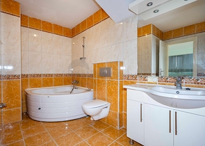 Шестикомнатный светлый пентхаус с видом на город в районе Оба