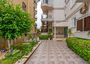 Шестикомнатный светлый пентхаус с видом на город в районе Оба