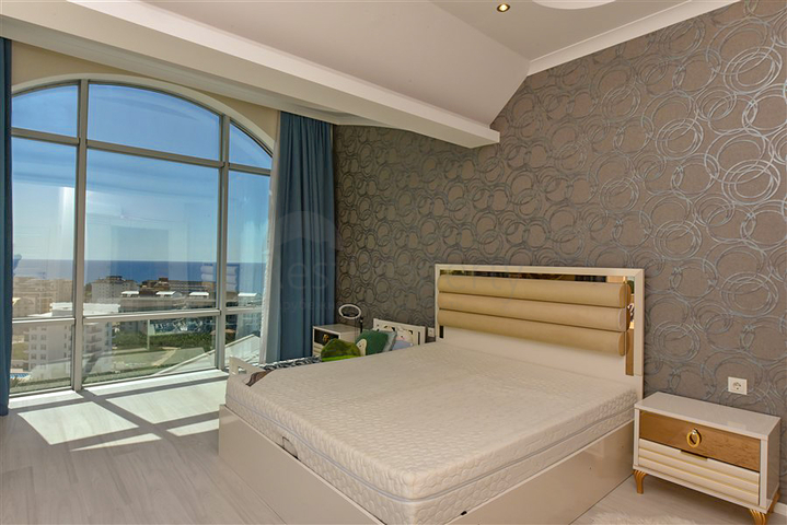 Меблированный пентхаус 4+1 с видом на море в Махмутларе