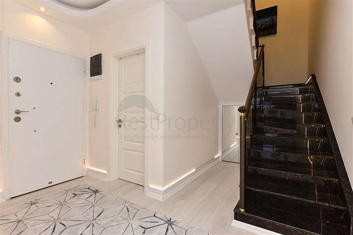 Меблированный пентхаус 4+1 с видом на море в Махмутларе