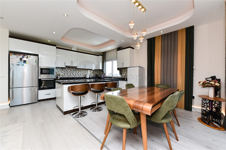 Меблированный пентхаус 4+1 с видом на море в Махмутларе