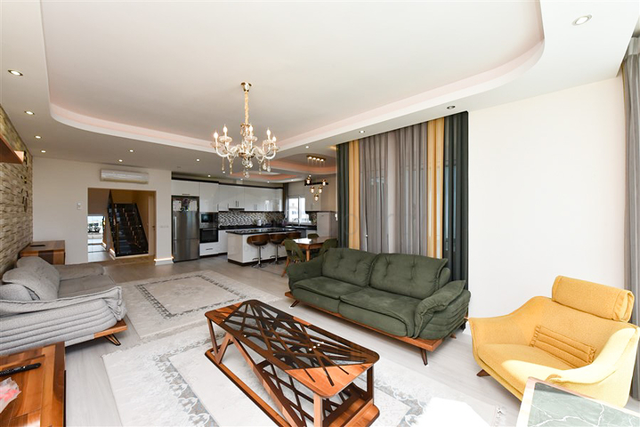 Меблированный пентхаус 4+1 с видом на море в Махмутларе