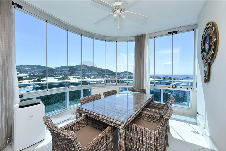 Меблированный пентхаус 4+1 с видом на море в Махмутларе