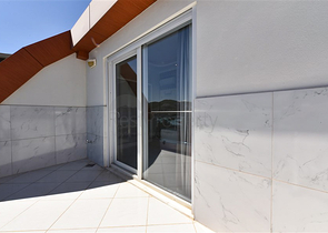 Меблированный пентхаус 4+1 с видом на море в Махмутларе