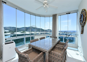 Меблированный пентхаус 4+1 с видом на море в Махмутларе