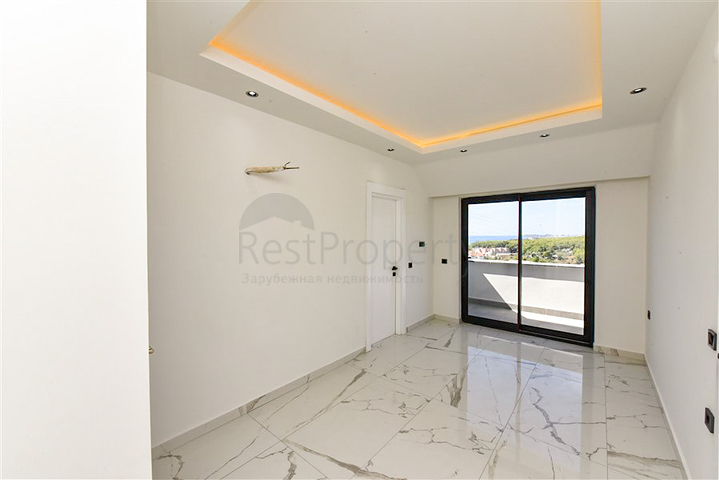 Трехкомнатный пентхаус с видом на хвойные леса и Средиземное море