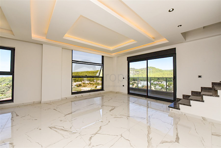 Трехкомнатный пентхаус с видом на хвойные леса и Средиземное море