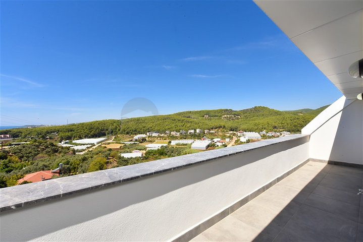 Трехкомнатный пентхаус с видом на хвойные леса и Средиземное море