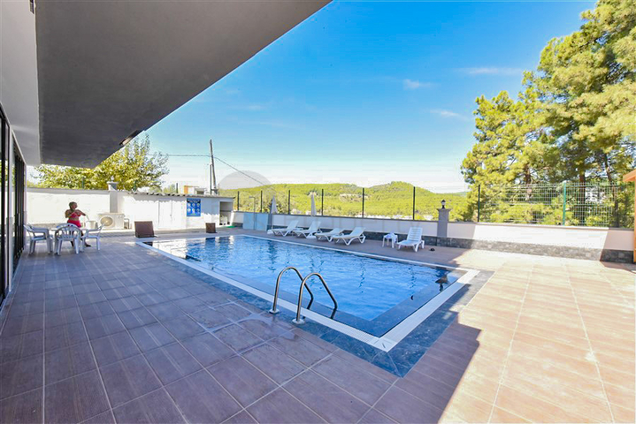 Трехкомнатный пентхаус с видом на хвойные леса и Средиземное море