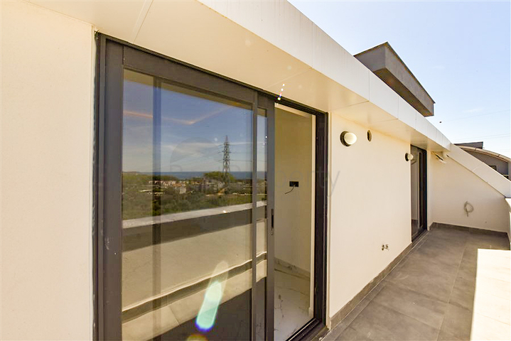 Трехкомнатный пентхаус с видом на хвойные леса и Средиземное море