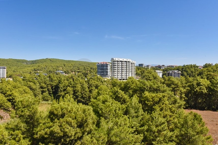 Трехкомнатный пентхаус с видом на хвойные леса и Средиземное море