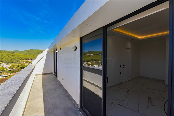 Трехкомнатный пентхаус с видом на хвойные леса и Средиземное море