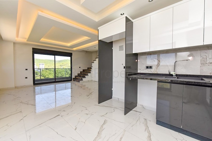 Трехкомнатный пентхаус с видом на хвойные леса и Средиземное море