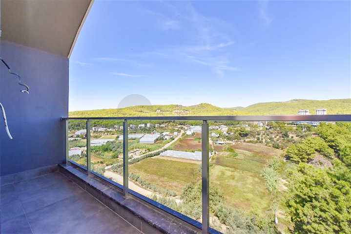 Трехкомнатный пентхаус с видом на хвойные леса и Средиземное море