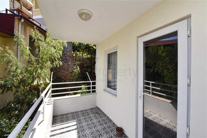 Трехкомнатная квартира с отдельной кухней и видом на город и горы