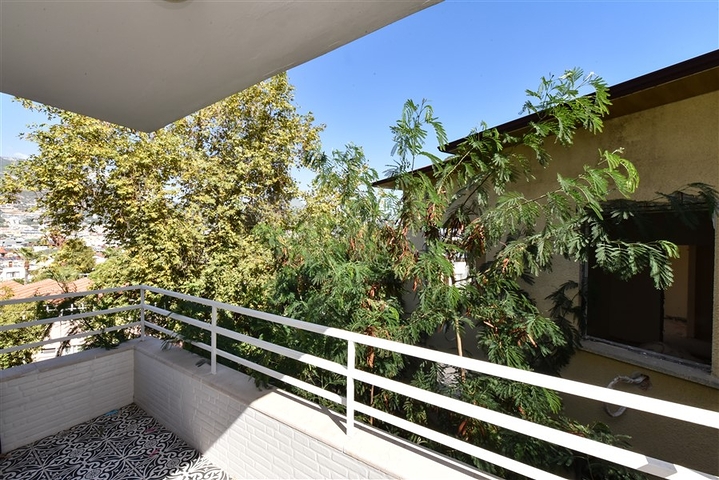 Трехкомнатная квартира с отдельной кухней и видом на город и горы