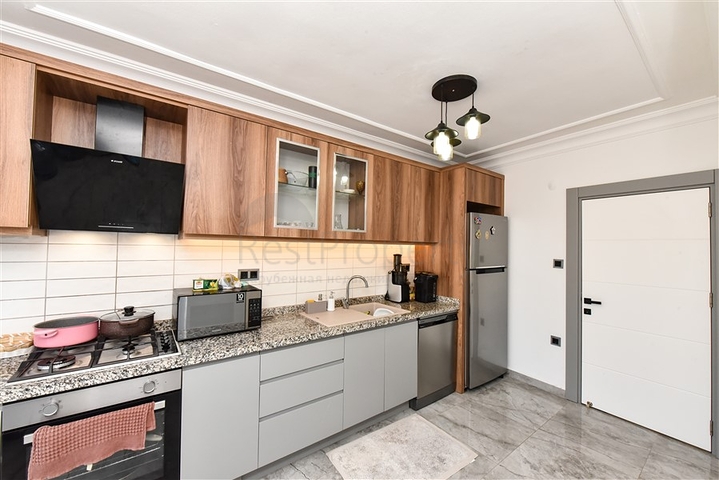 Трехкомнатная квартира с отдельной кухней и видом на город и горы