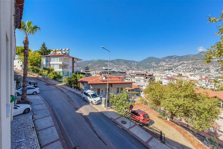 Трехкомнатная квартира с отдельной кухней и видом на город и горы