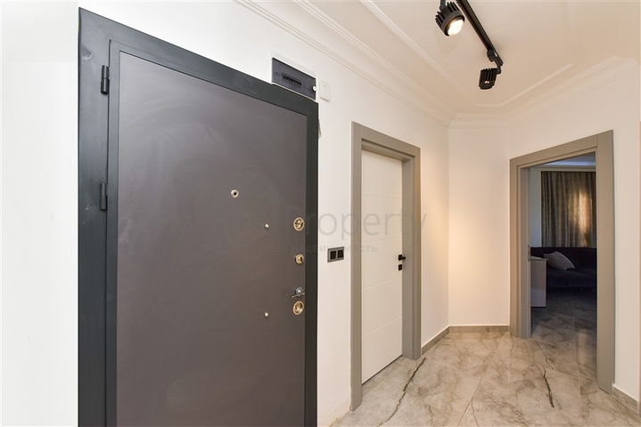 Трехкомнатная квартира с отдельной кухней и видом на город и горы