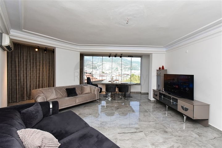 Трехкомнатная квартира с отдельной кухней и видом на город и горы