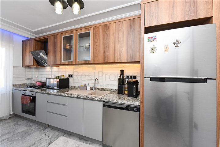 Трехкомнатная квартира с отдельной кухней и видом на город и горы