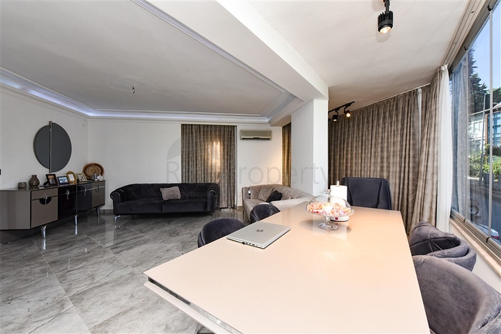 Трехкомнатная квартира с отдельной кухней и видом на город и горы