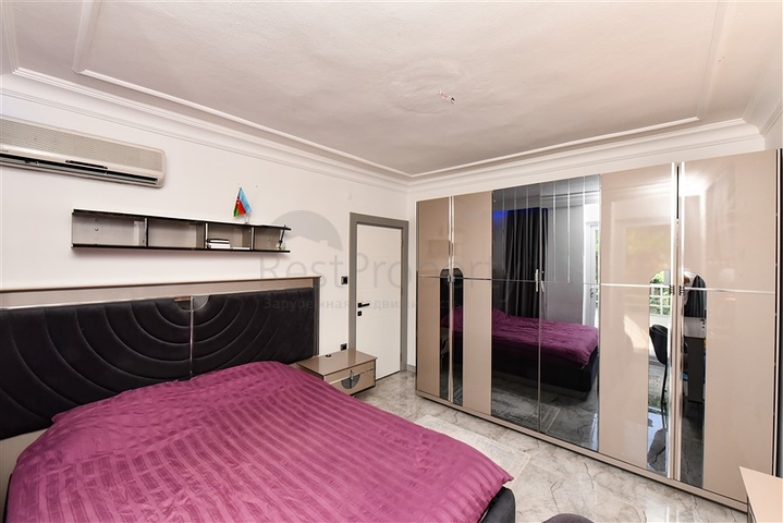 Трехкомнатная квартира с отдельной кухней и видом на город и горы