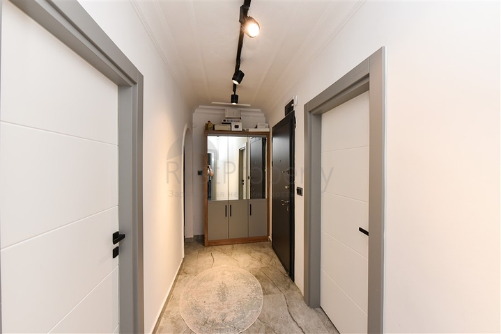 Трехкомнатная квартира с отдельной кухней и видом на город и горы