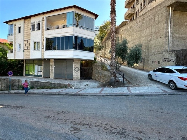 Трехкомнатная квартира с отдельной кухней и видом на город и горы