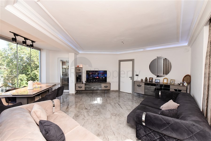 Трехкомнатная квартира с отдельной кухней и видом на город и горы