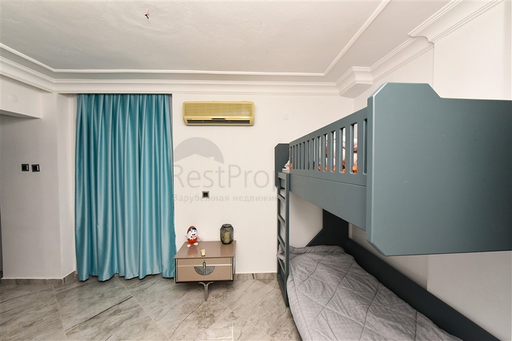 Трехкомнатная квартира с отдельной кухней и видом на город и горы