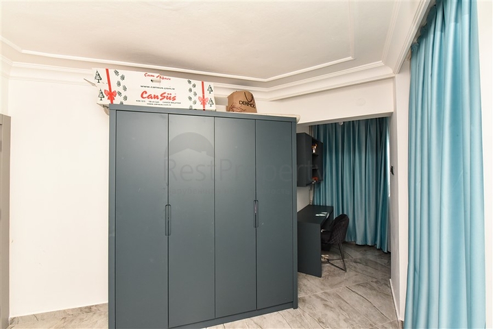 Трехкомнатная квартира с отдельной кухней и видом на город и горы